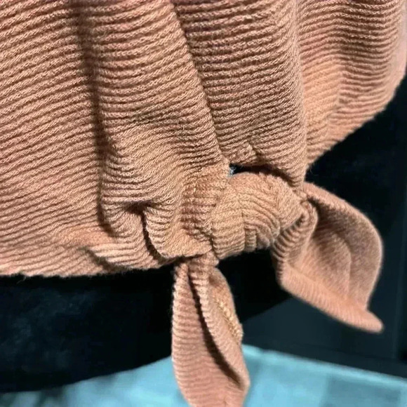 Madewell Texture & Thread V-neck, tie knot waist, textured long sleeve top - Picture 5 of 10